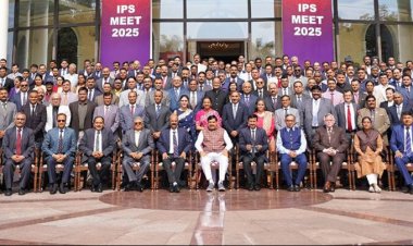 मुख्यमंत्री डॉ. मोहन यादव के साथ कुशाभाऊ ठाकरे कन्वेंशन सेंटर में आईपीएस मीट में पुलिस अधिकारियों का ग्रुप फोटो।