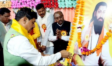 मुख्यमंत्री डॉ. मोहन यादव ने  संत शिरोमणि रविदास जी के चित्र पर पुष्प अर्पित कर माल्यार्पण किया।