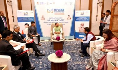 मुख्यमंत्री डॉ. मोहन यादव ने आज दिल्ली में "इन्वेस्ट एमपी कर्टेन रेजर कार्यक्रम" में प्रदेश में निवेश संभावनाओं पर निवेशकों से वन-टू-वन चर्चा की।