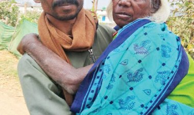 बुजुर्ग दादी को गोद में लेकर पहुंचा मतदान केंद्र