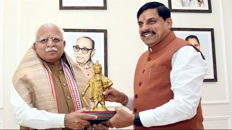 मुख्यमंत्री डॉ. मोहन यादव ने केंद्रीय मंत्री श्री मनोहर लाल खट्टर को समत्व भवन अंगवस्त्रम के साथ राजा भोज की प्रतिमा भी प्रतीक स्वरूप भेंट की।