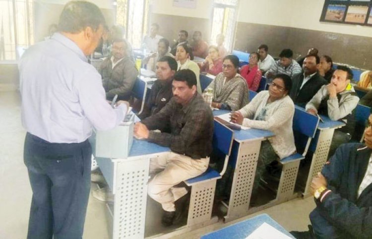 मतदान दलों को द्वितीय चरण का प्रशिक्षण