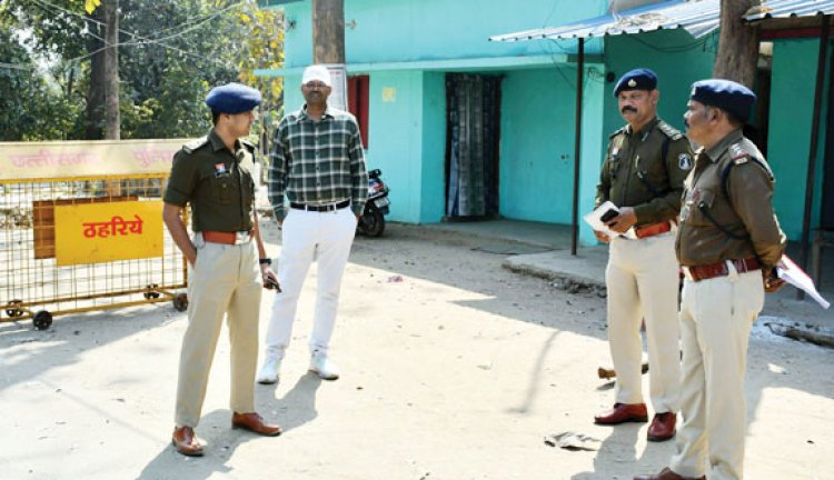 कलेक्टर-एसपी ने किया विभिन्न मतदान केंद्रों का निरीक्षण