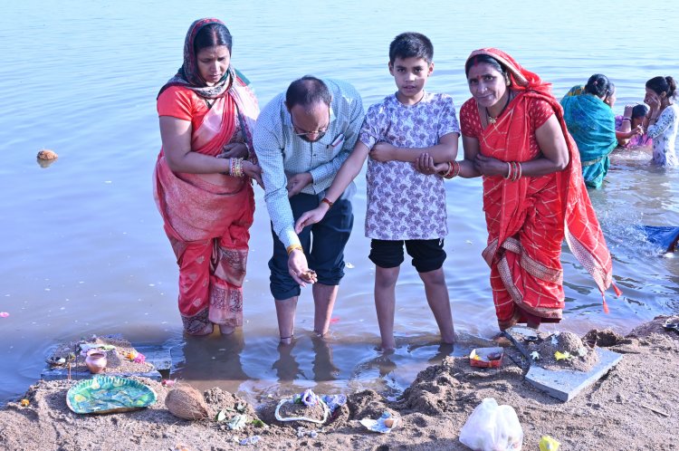 महाशिवरात्रि पर त्रिवेणी संगम में लाखों ने लगाई डुबकी, रेत से शिवलिंग बनाकर जलाभिषेक