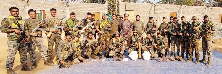 नक्सलियों के छिपाये भारी मात्रा में विस्फोटक समेत अन्य सामान बरामद