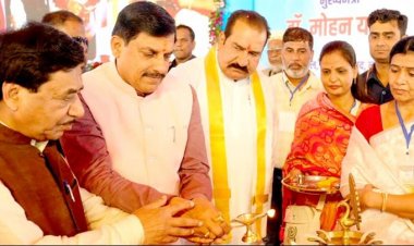 मुख्यमंत्री डॉ. मोहन यादव ने नीमच के जावद में सांदीपनि विद्यालय (सीएम राइज स्कूल) के उद्घाटन समारोह का दीप प्रज्ज्वलित कर शुभारंभ किया।