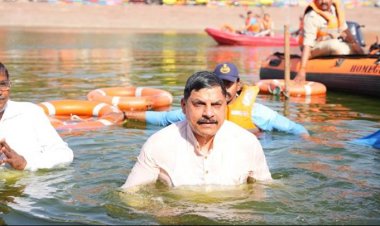 मुख्यमंत्री डॉ.मोहन यादव ने उज्जैन में जल गंगा  संवर्धन अभियान अंतर्गत  रामघाट की सफाई के बाद माँ क्षिप्रा में स्नान किया।