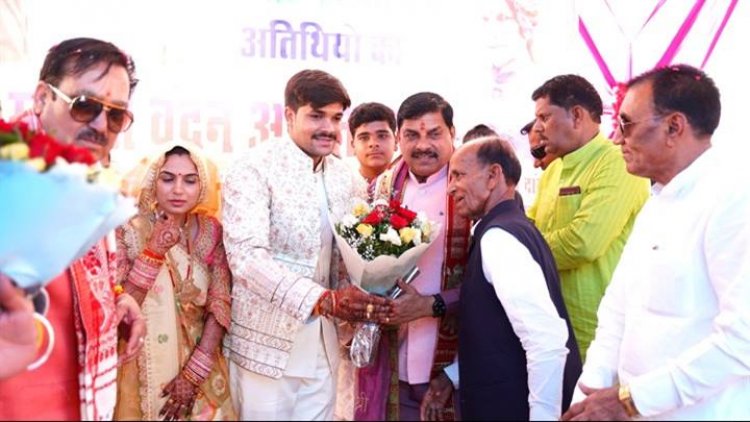 मुख्यमंत्री डॉ. मोहन यादव ने खिलचीपुर के विधायक श्री हजारी लाल दांगी के पोते श्री अजय दांगी के विवाह समारोह में शामिल होकर आशीर्वाद दिया।