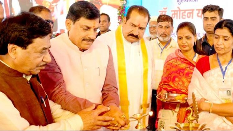 मुख्यमंत्री डॉ. मोहन यादव ने नीमच के जावद में सांदीपनि विद्यालय (सीएम राइज स्कूल) के उद्घाटन समारोह का दीप प्रज्ज्वलित कर शुभारंभ किया।