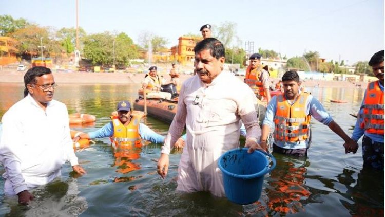 मुख्यमंत्री डॉ. मोहन यादव ने जल गंगा  संवर्धन अभियान अंतर्गत आज उज्जैन में माँ शिप्रा नदी पर रामघाट  की सफाई की।