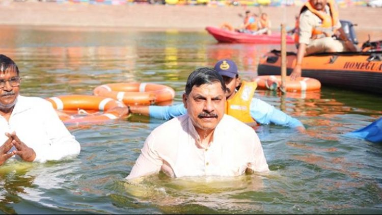 मुख्यमंत्री डॉ.मोहन यादव ने उज्जैन में जल गंगा  संवर्धन अभियान अंतर्गत  रामघाट की सफाई के बाद माँ क्षिप्रा में स्नान किया।
