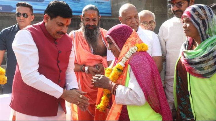मुख्यमंत्री डॉ.मोहन यादव ने उज्जैन में क्षिप्रा तट स्थित रामघाट पर नगर निगम के सफाई मित्रों का सम्मान किया।