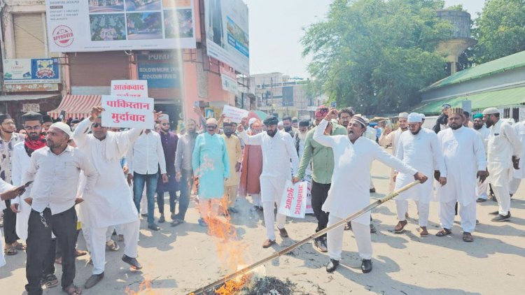 मुस्लिम समाज ने फूंका आतंकवाद का पुतला
