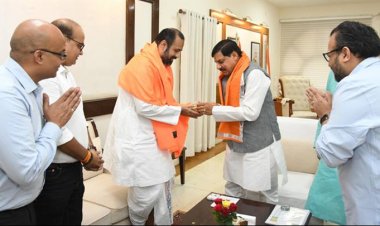 मुख्यमंत्री डॉ.मोहन यादव से पुष्टिमार्गीय प्रधान पीठ श्रीनाथजी मंदिर नाथद्वारा के गोस्वामी तिलकायत चिरंजीवी 105 विशाल बावा साहब ने सौजन्य भेंट की।