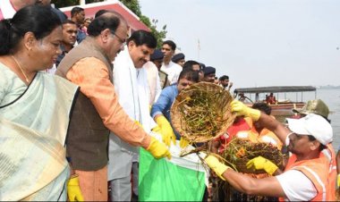 मुख्यमंत्री डॉ मोहन यादव ने जल गंगा संवर्धन अभियान के तहत भोपाल में शीतलदास की बगिया पहुंचकर घाटों की सफाई कार्य में सहभागिता की।