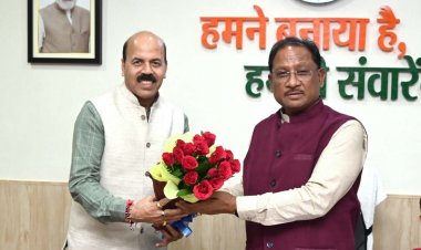 CM साय से इंदिरा गांधी कृषि विश्वविद्यालय के कुलपति डॉ. गिरीश चंदेल ने आज उनके निवास कार्यालय में सौजन्य भेंट