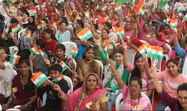 भोपाल के जंबूरी मैदान में लोकमाता देवी अहिल्या बाई महिला सशक्तिकरण महासम्मेलन में अभूतपूर्व उत्साह,हाथों में तिरंगा, लोकनृत्य और लोकगीत तथा परम्परागत वेशभूषा में पहुंचे सहभागी।