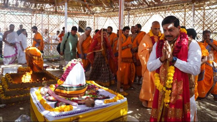 मुख्यमंत्री डॉ. मोहन यादव ने ओंकारेश्वर में एकात्म धाम की यज्ञशाला में पवित्र यज्ञ में आहुति देकर यज्ञ की परिक्रमा की।