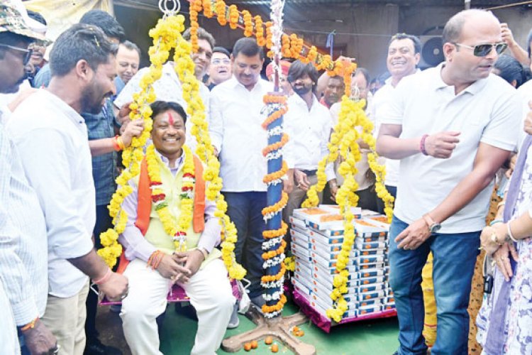 नई रेल लाईन की मंजूरी, लड्डुओं से बस्तर सांसद को तौल रेल आंदोलन समिति व कारोबारियों ने जताया आभार