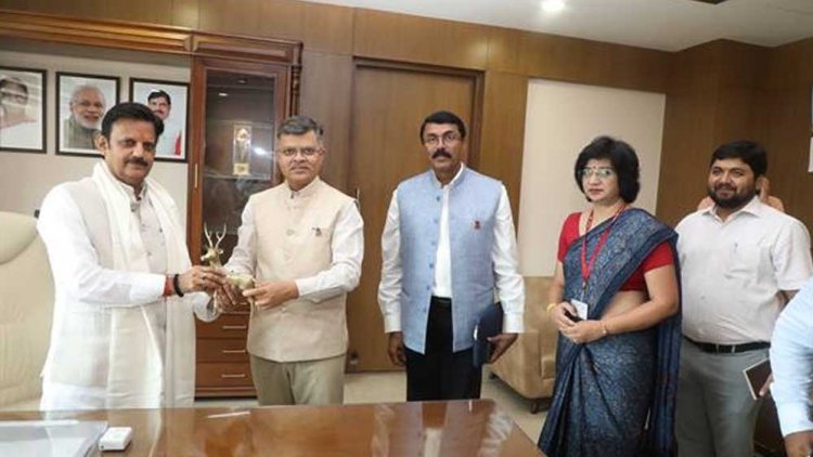 उप मुख्यमंत्री शुक्ल से हडको सीएमडी कुलश्रेष्ठ ने की सौजन्य भेंट