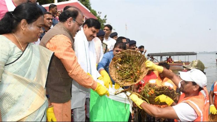 मुख्यमंत्री डॉ मोहन यादव ने जल गंगा संवर्धन अभियान के तहत भोपाल में शीतलदास की बगिया पहुंचकर घाटों की सफाई कार्य में सहभागिता की।