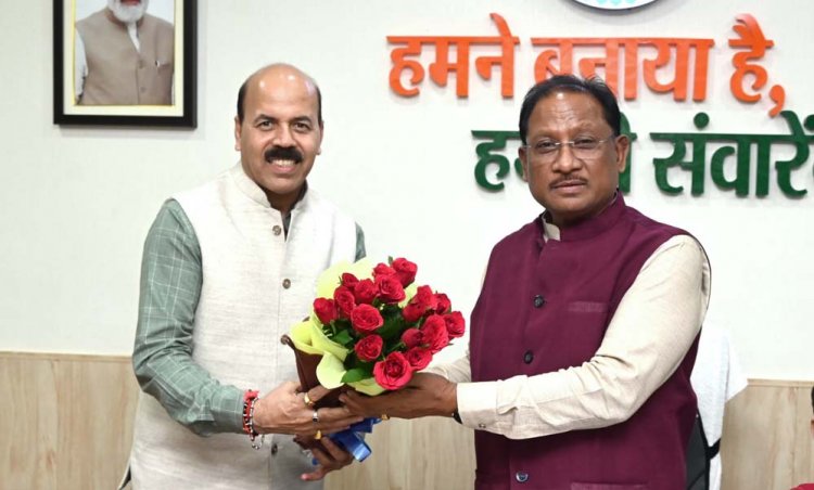 CM साय से इंदिरा गांधी कृषि विश्वविद्यालय के कुलपति डॉ. गिरीश चंदेल ने आज उनके निवास कार्यालय में सौजन्य भेंट