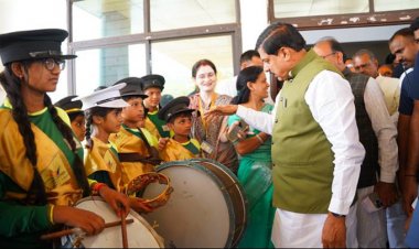 मुख्यमंत्री डॉ. मोहन यादव ने पंडित खुशीलाल शर्मा आर्युवेदिक महाविद्यालयमें सांस्कृतिक प्रस्तुतियां देने वाले बच्चों का उत्साहवर्धन कर आशीष दिया।