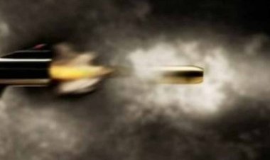 बदमाशें ने शोरूम में घुसकर, बसपा नेता पर की ताबड़तोड़ फायरिंग