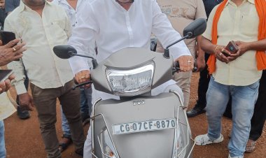 रविवार को छुट्टी के दिन स्कूटी से फिर निकले विधायक रिकेश, जवाहर नगर में दर्जन भर समाज प्रमुखों से चर्चा