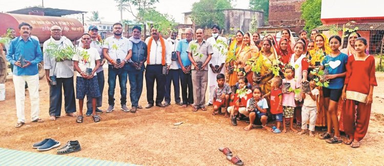 थनौद में पौधरोपण