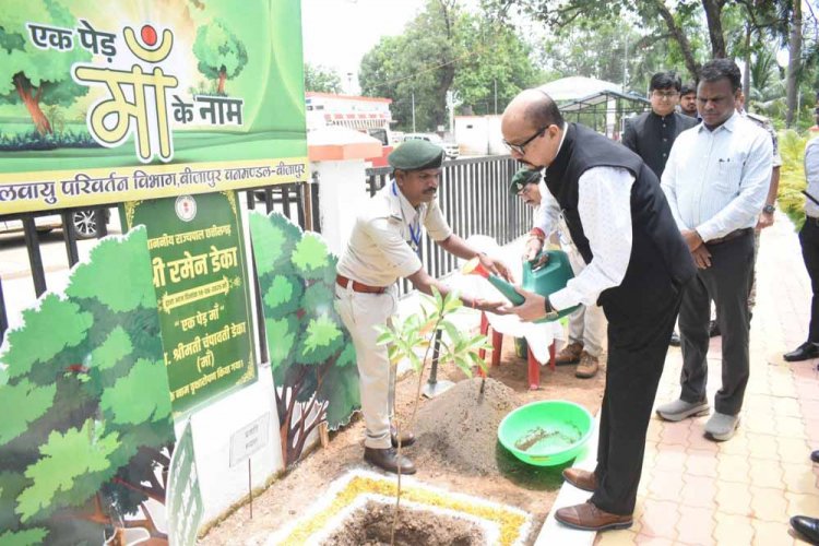 राज्यपाल रमेन डेका ने बीजापुर कलेक्टोरेट परिसर में किया वृक्षारोपण