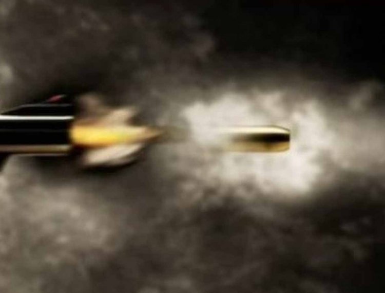 बदमाशें ने शोरूम में घुसकर, बसपा नेता पर की ताबड़तोड़ फायरिंग