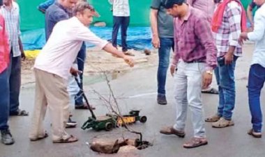 बारिश से निर्माण कार्यो की खुली पोल, अचानक धंस गई लिंक रोड की सड़क,  तेज रफ्तार कार का चक्का फंसा