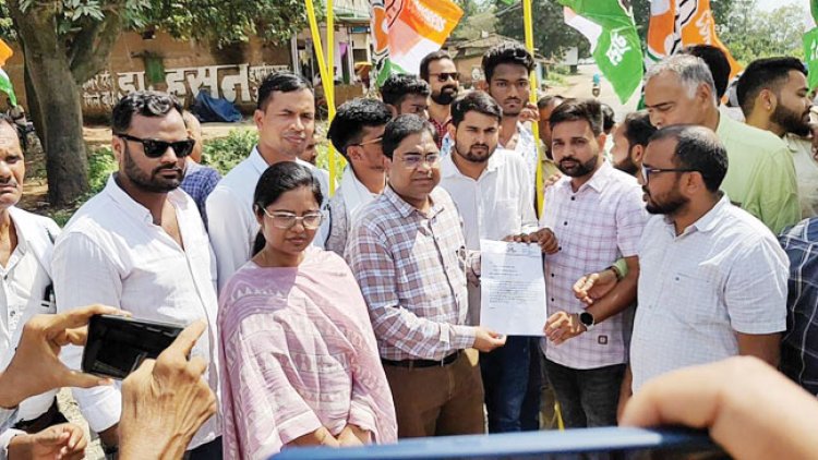 एनएच-343 जर्जर, युवक कांग्रेस ने चक्काजाम कर किया विरोध प्रदर्शन