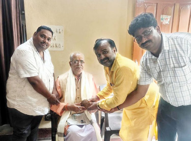 नपं अध्यक्ष ने वयोवृद्धि और सेवानिवृत शिक्षक को किया सम्मानित