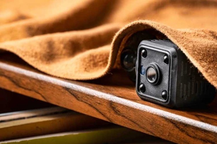 अफसर पर गंभीर आरोप: पत्नी के कमरे और बाथरूम में छुपाकर लगाए कैमरे, किया ब्लैकमेल