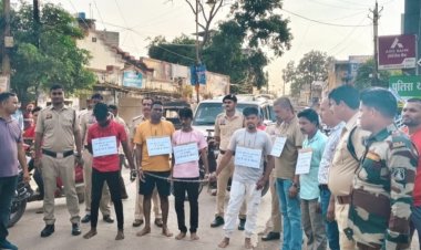 मुंगेली में 8 नशा तस्कर गिरफ्तार, तख्ती पहनाकर पुलिस ने सड़क नपवाई