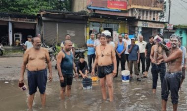 कोरबा की टूटी सड़कों पर गंदे पानी में नहाकर व्यापारियों ने खोली विकास के दावों की पोल
