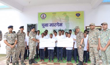 81 लाख के 20 ईनामी समेत 30 नक्सलियों ने किया सरेंडर