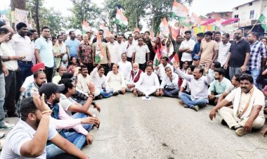 खाद की कमी और कालाबाजारी, कांग्रेस का धरना प्रदर्शन और चक्काजाम