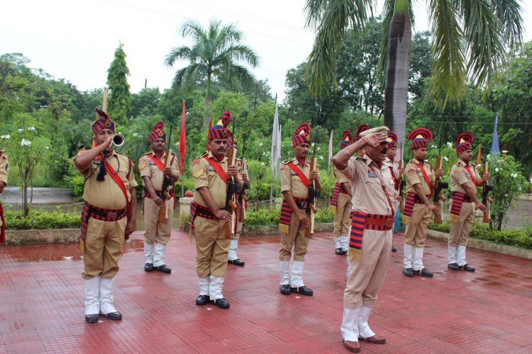 8वीं बटालियन में शान से लहराया तिरंगा