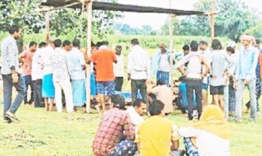 टीन का शेड लगा भाजपा नेता का अंतिम संस्कार