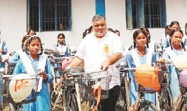 छात्राओं को मिली साइकिल