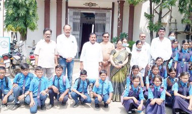 पालिकाध्यक्ष ने स्कूली बच्चों को चश्मा का किया वितरण