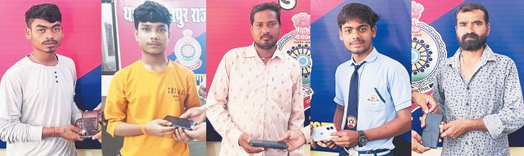 विसर्जन झांकी के दौरान गुम मोबाइल पुलिस ने किया बरामद