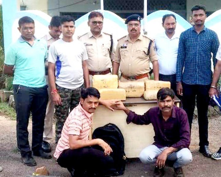 डेढ़ लाख का गांजा लेकर बस से पुणे जा रहे दो तस्कर गिरफ्तार