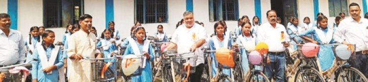 छात्राओं को मिली साइकिल