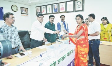 पीएम आवास के 6 हितग्राहियों को मकान आबंटित