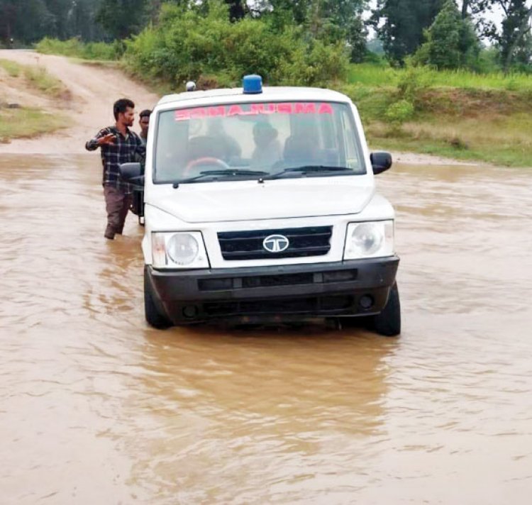 सर्पदंश पीडि़ता को ला रही एंबुलेंस नाले में फंसी