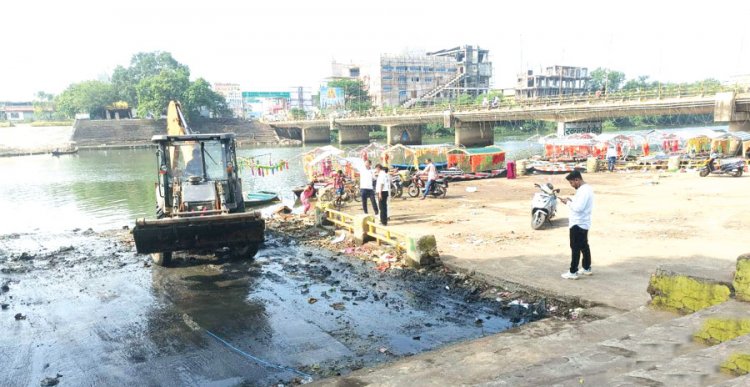 छठ पूजा के लिए तालाबों की सफाई